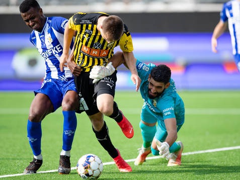 Häckens Kristoffer Lund Hansen faller