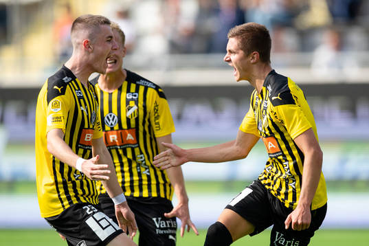 Häckens Leo Bengtsson jublar ihop med Patrik Wålemark