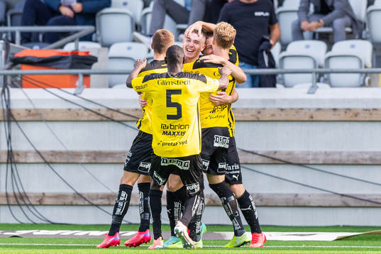 Häckens Patrik Wålemark jublar med lagkamrater