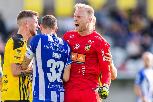 Häckens målvakt Peter Abrahamsson jublar