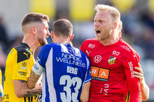 Häckens målvakt Peter Abrahamsson jublar