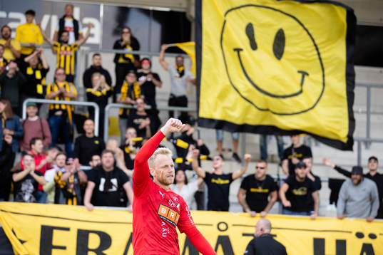 Häckens målvakt Peter Abrahamsson jublar med klacken