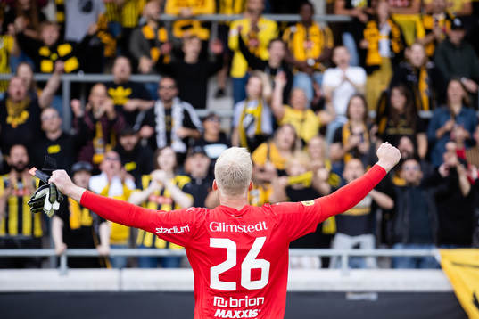 Häckens målvakt Peter Abrahamsson jublar med klacken