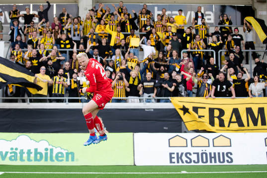 Häckens målvakt Peter Abrahamsson jublar med klacken