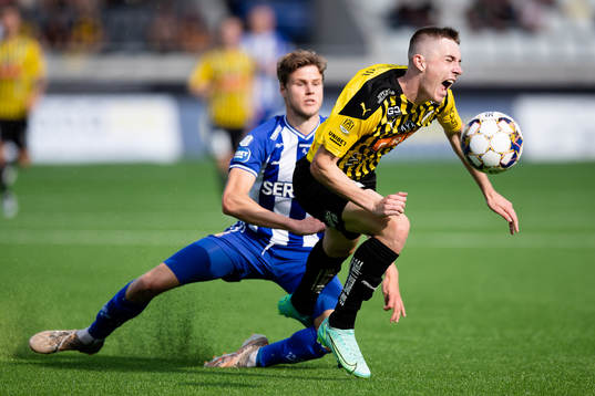 IFK Göteborgs Gustaf Norlin tacklar Häckens Patrik
