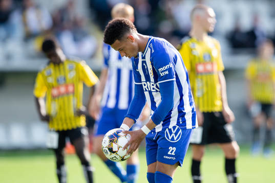 IFK Göteborgs Tobias Sana lägger upp bollen vid