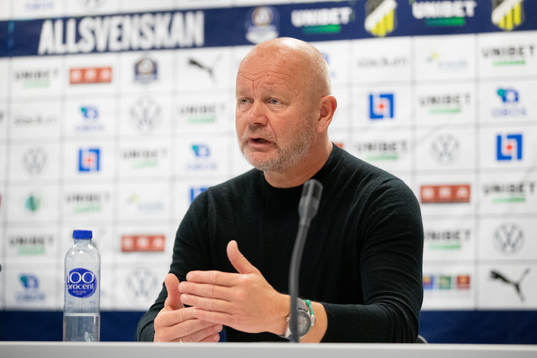 Häckens tränare Per-Mathias Högmo på presskonferensen