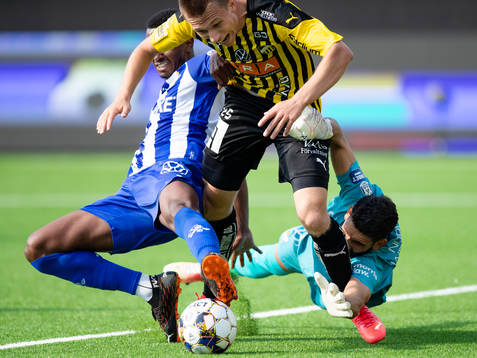 Häckens Kristoffer Lund Hansen faller
