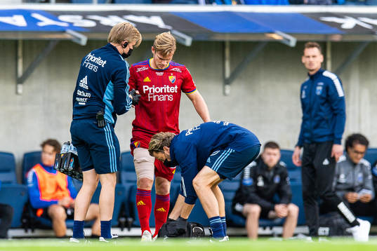 Djurgårdens Hampus Finndell lämnar plan på grund av skada