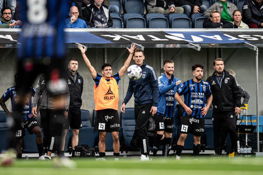 Sirius tränare Daniel Bäckström jublar