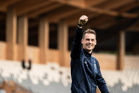 Sirius tränare Daniel Bäckström jublar