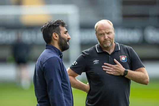 tränare Örgrytes Dane Ivarsson och Norrbys manager Mak
