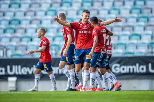 Örgrytes Arvid Brorsson och Ailton Jose Almeida jublar