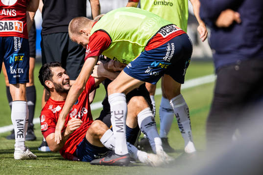 Örgrytes Anel Rashkaj jublar med lagkamrater