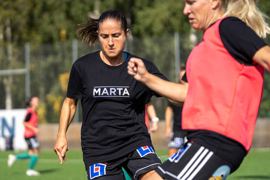 Mallbacken värmer upp i t-shirts för att hylla legendarer
