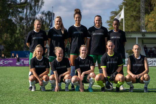 Morön värmer upp i t-shirts för att hylla legendarer