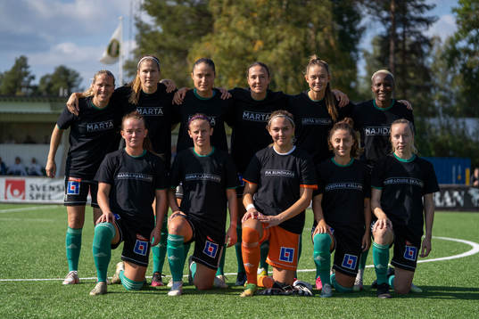 Mallbacken värmer upp i t-shirts för att hylla legendarer