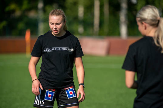 Mallbacken värmer upp i t-shirts för att hylla legendarer