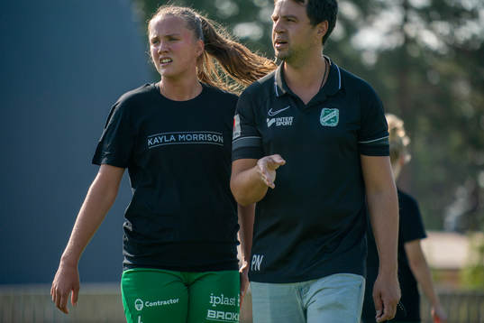 Morön värmer upp i t-shirts för att hylla legendarer