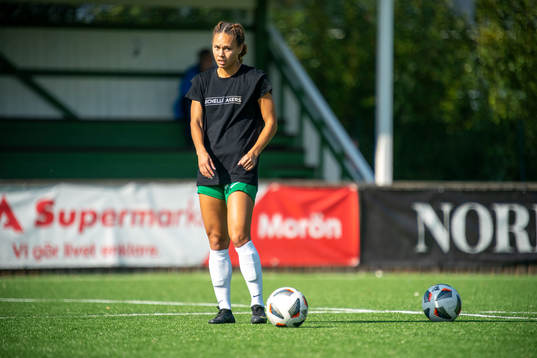 Morön värmer upp i t-shirts för att hylla legendarer