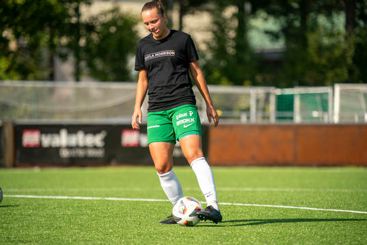 Morön värmer upp i t-shirts för att hylla legendarer