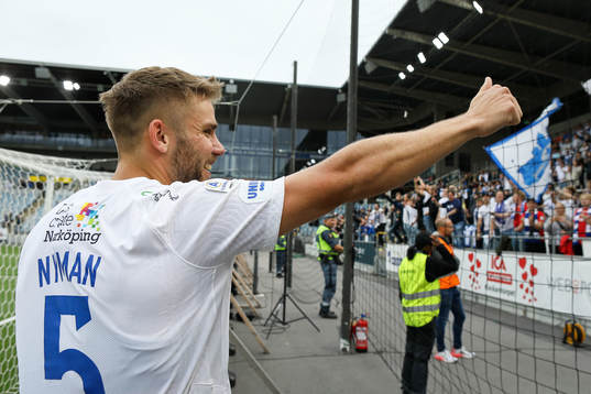 IFK Norrköpings Christoffer Nyman tackar publiken