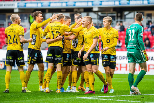 Elfsborgs Simon Olsson jublar med lagkamrater