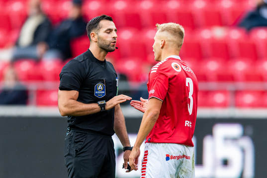 Domaren Granit Maqedonci diskuterar med Kalmars Sebastian
