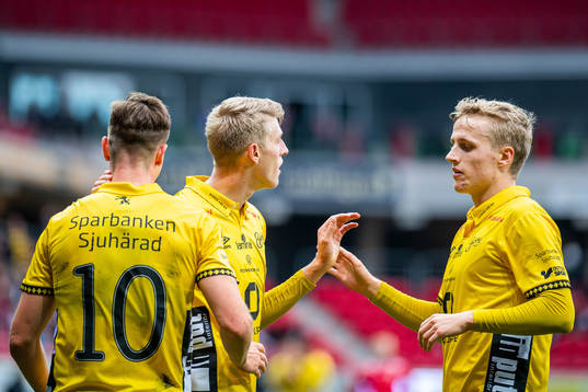 Elfsborgs Alexander Bernhadsson (mitten) jublar med