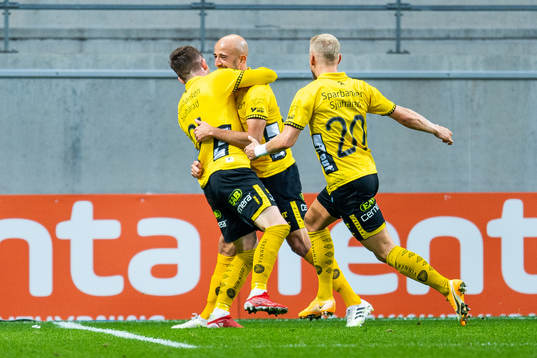 Elfsborgs Robert Gojani och Simon Strand jublar med