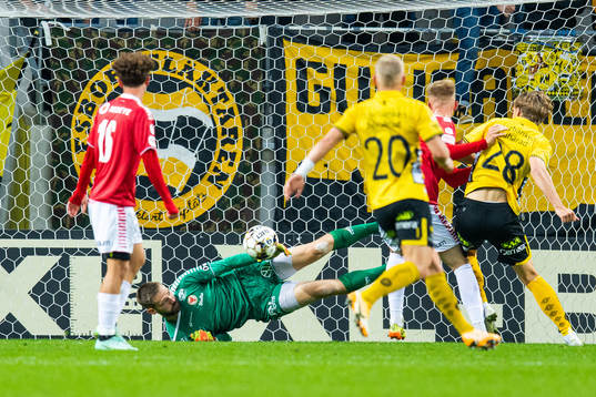 Kalmars målvakt Lucas Hägg Johansson med en räddning