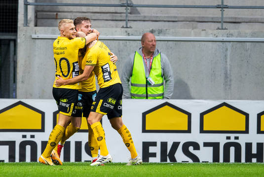 Elfsborgs Rasmus Alm jublar med Simon Strand och Robert