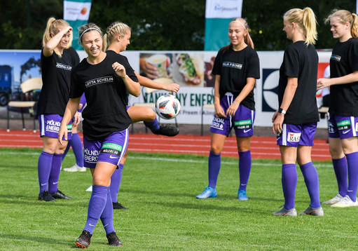 Jitex spelare i specialdesignade t-shirts