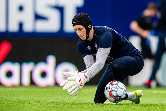 Sean Mcdermott of Kristiansund warms up