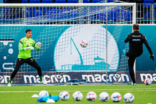 Alexandro Marco Craninx of Molde warms up