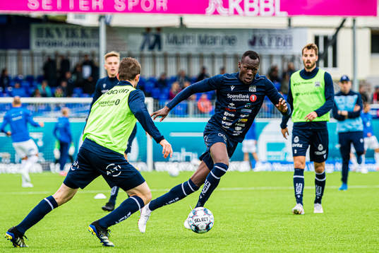 Moses Dramwi Mawa of Kristiansund warms up