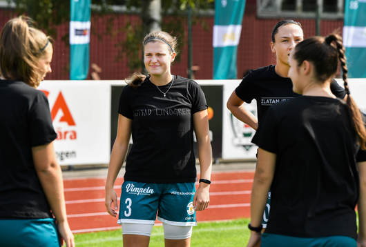 Alingsås Tove Lorén i specialdesignad t-shirt