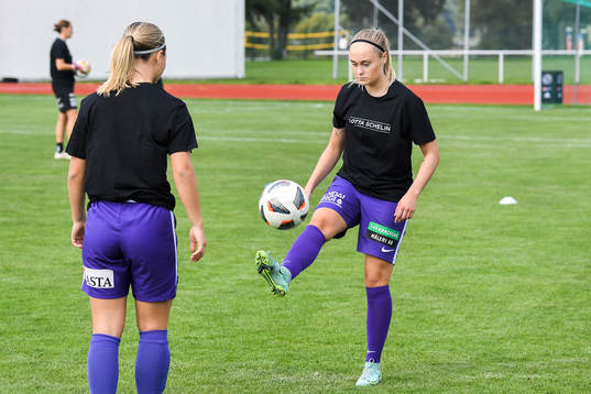 Jitex spelare i specialdesignade t-shirts