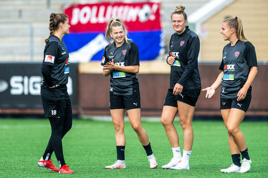 Goalkeeper Teagan Micah, Charlotte Grant, Stefanie Sanders