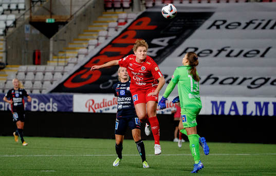 Örebros Jessie Scarpa gör 2-1 på Linköpings målvakt