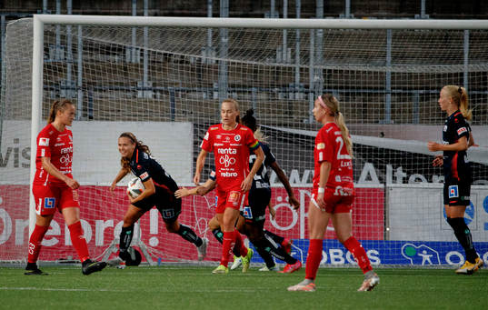 Linköpings Emma Lennartsson gör 1-1 och jublar