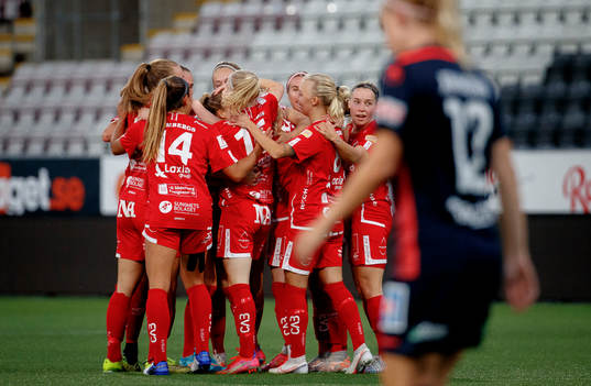 Jubel vid Örebros Amanda Rantanen 1-0 mål