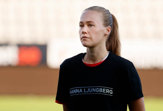 Örebrospelare med uppvärmningströja