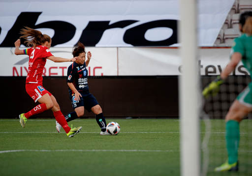 Örebros Frida Abrahamsson och Linköpings Yuka Momiki