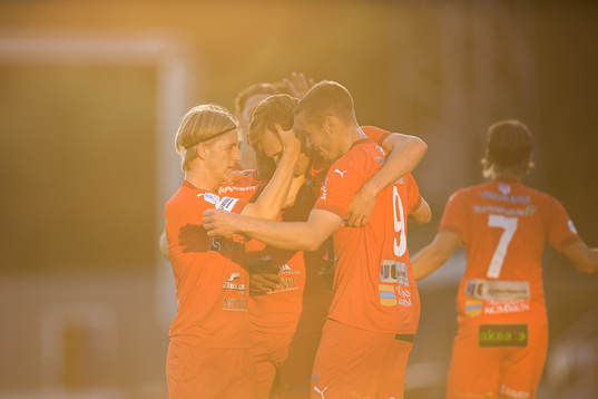 Värnamos Oscar Johansson jublar med lagkamrater
