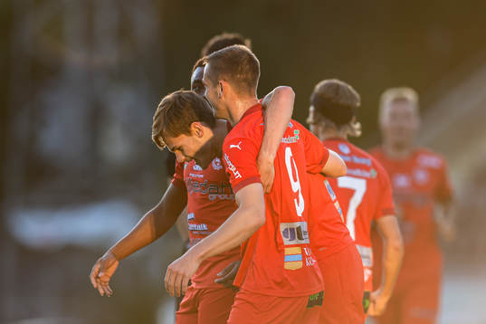 Värnamos Oscar Johansson jublar med lagkamrater