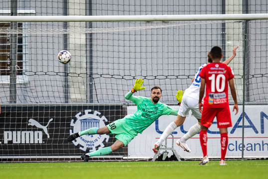 Akropolis Marcus Burman gör 1-1 bakom Värnamos målvakt