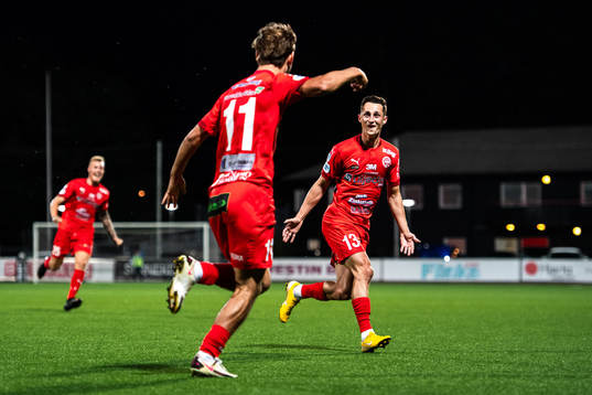 Värnamos Edvin Becirovic jublar med Joel Craig Stevens