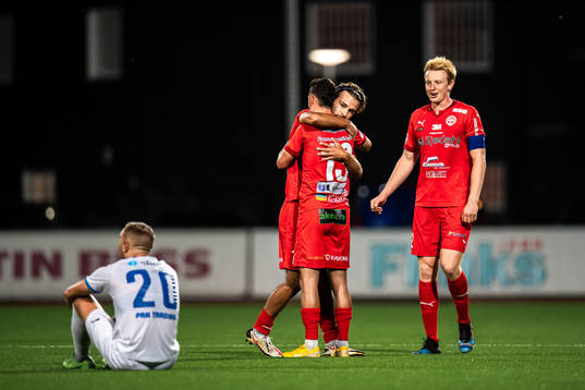 Värnamos Joel Craig Stevens och Edvin Becirovic jublar
