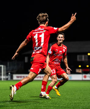 Värnamos Edvin Becirovic jublar med Joel Craig Stevens